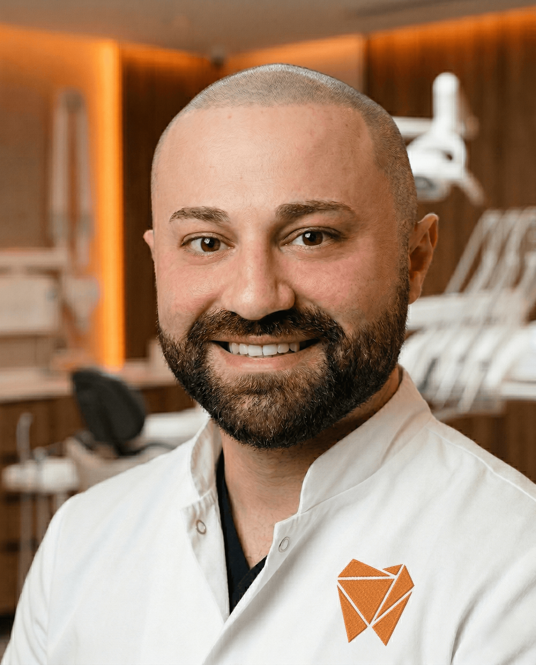 Zahnarzt Ali Karim, Praxisinhaber von Dentalwerke in Kiel — Schwerpunkte Implantologie, Prothetik und Ästhetik