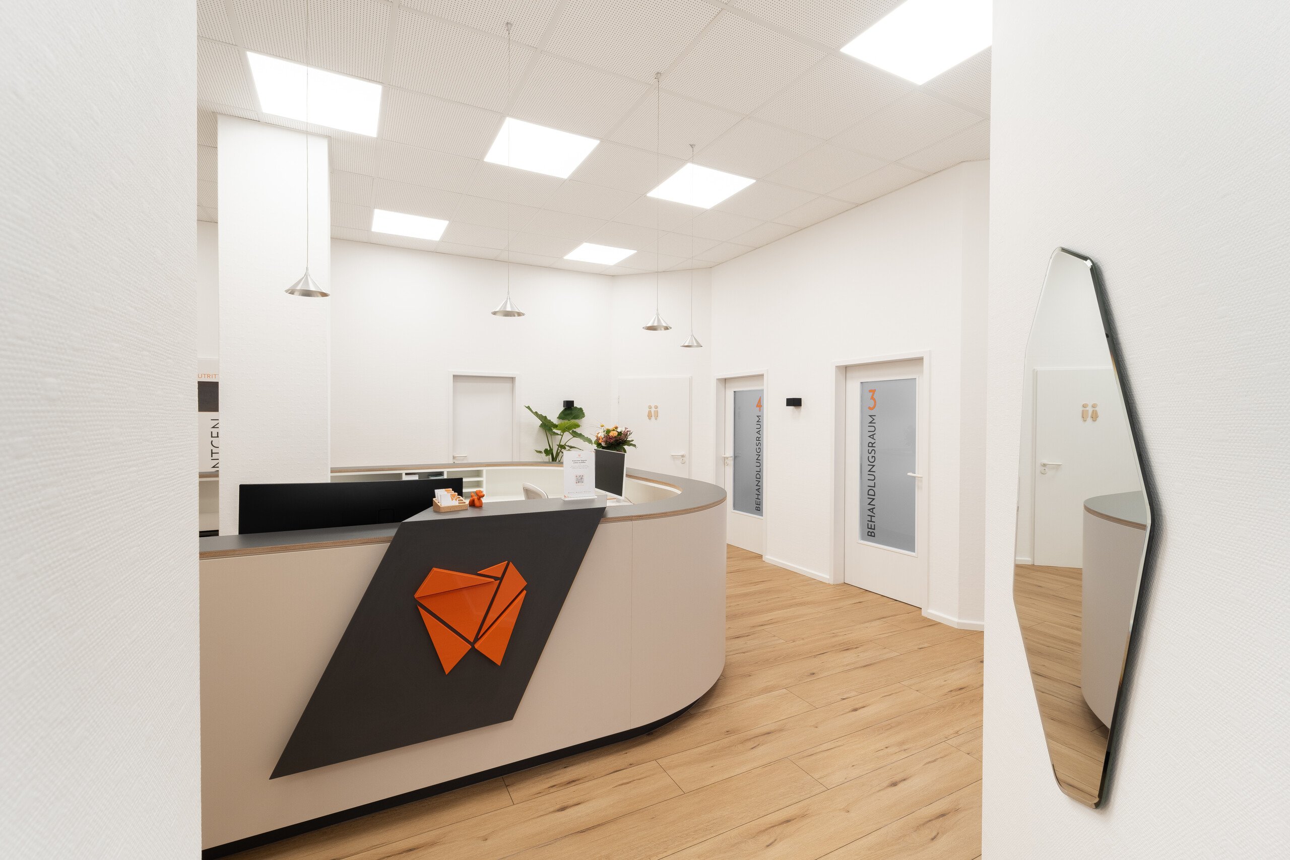 Empfangsbereich der Zahnarztpraxis Dentalwerke in Kiel