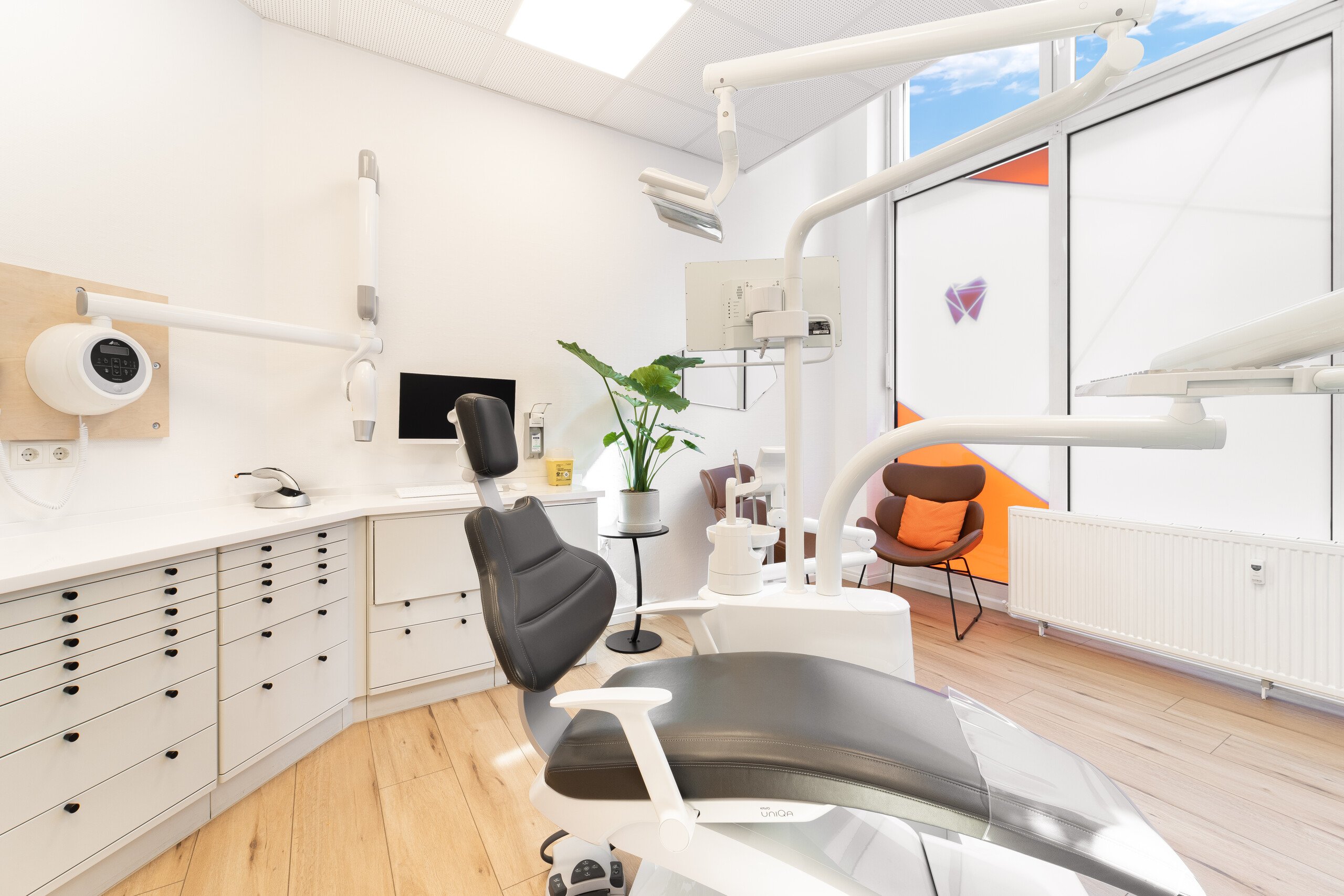 Modern ausgestatteter Behandlungsraum bei Dentalwerke Kiel